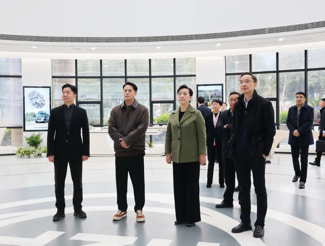 Wang Wenxu, ordförande för Hangzhous kommunala kommitté för kinesiska folkets politiska rådgivande konferens (CPPCC), undersöker Zhaofeng Co., Ltd.